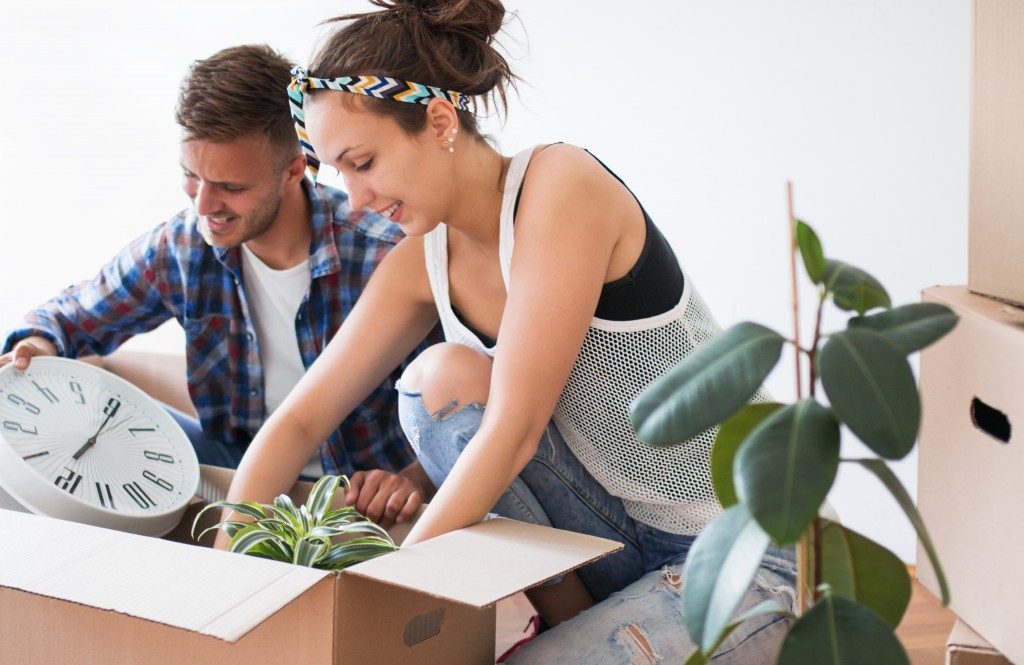 couple putting their things in boxes