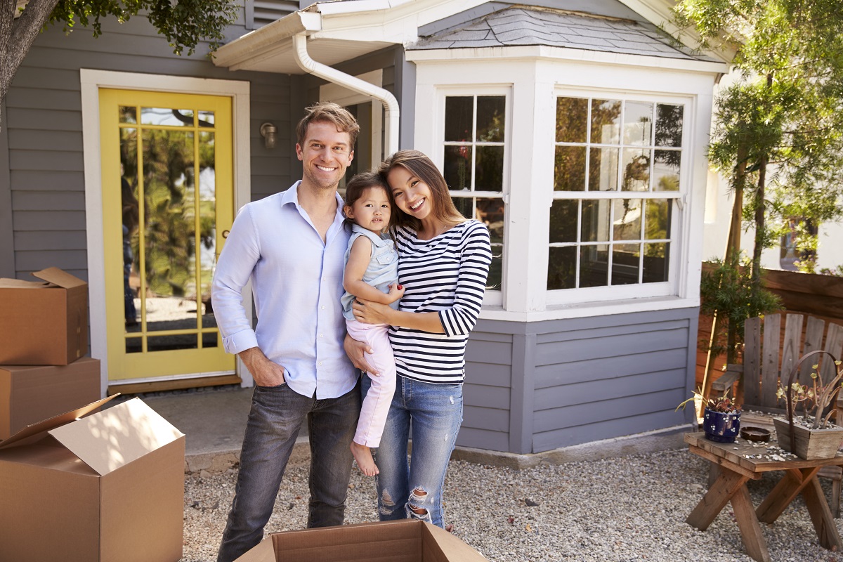 Family moving on a new house