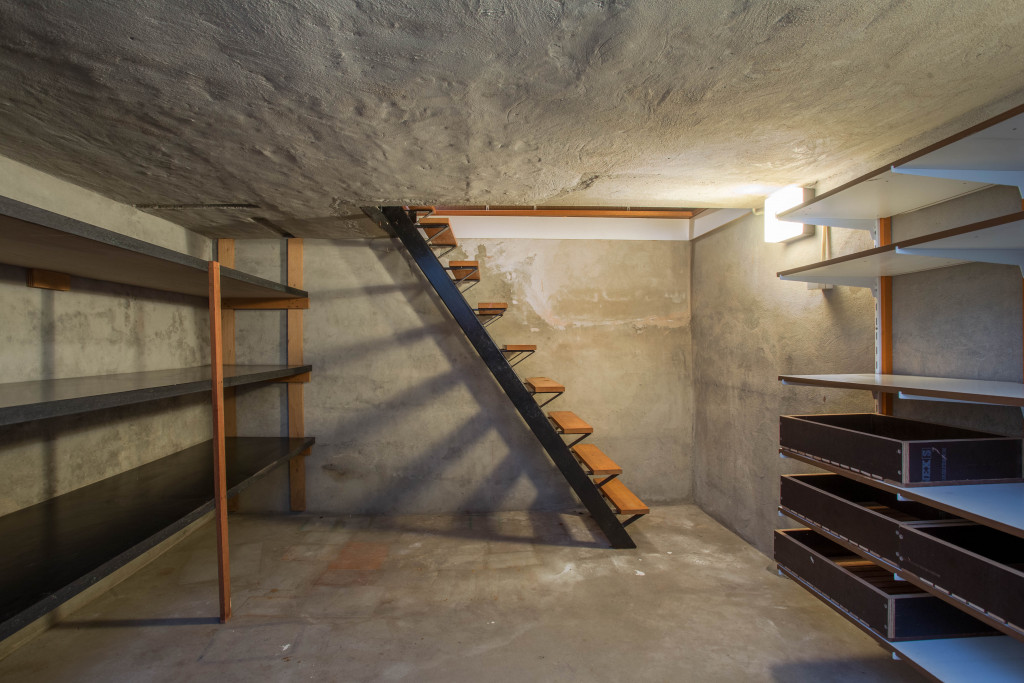 stairs to basement