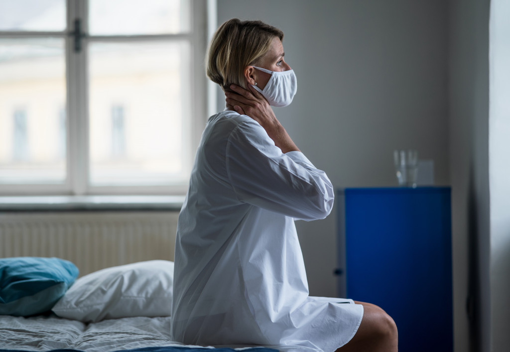 woman with hospital anxiety wearing a mask in bed